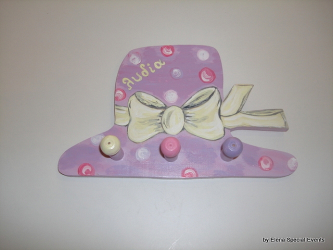 Χειροποίητη ξύλινη κρεμάστρα “καπέλο”.