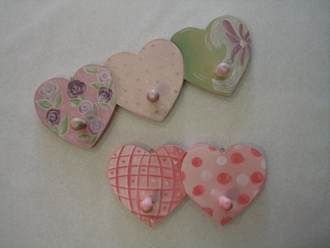 Χειροποίητη ξύλινη κρεμάστρα “3 καρδιές”.