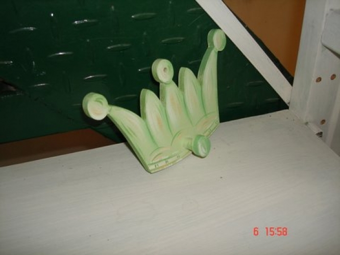 Χειροποίητη ξύλινη κρεμάστρα “κορώνα”.