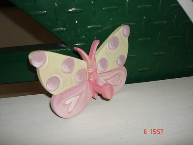 Χειροποίητη ξύλινη κρεμάστρα “πεταλούδα”.