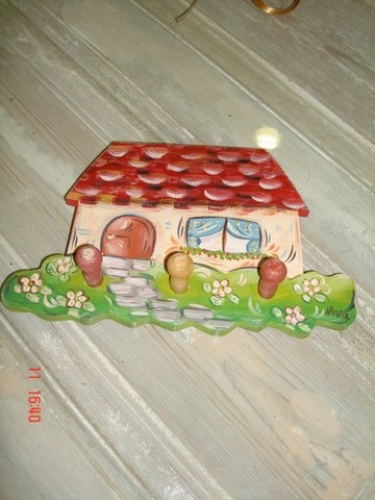 Χειροποίητη ξύλινη κρεμάστρα “σπιτάκι”