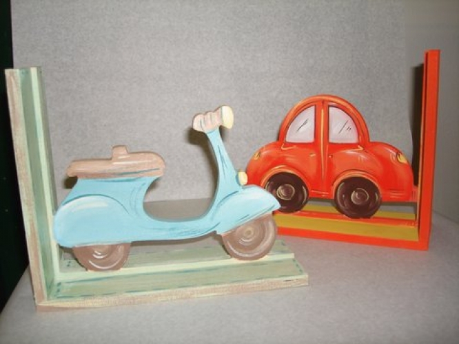 Χειροποίητος ξύλινος βιβλιοστάτης “βέσπα”.