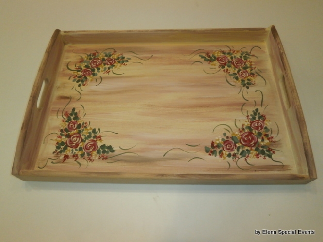 Χειροποίητος ξύλινος δίσκος.